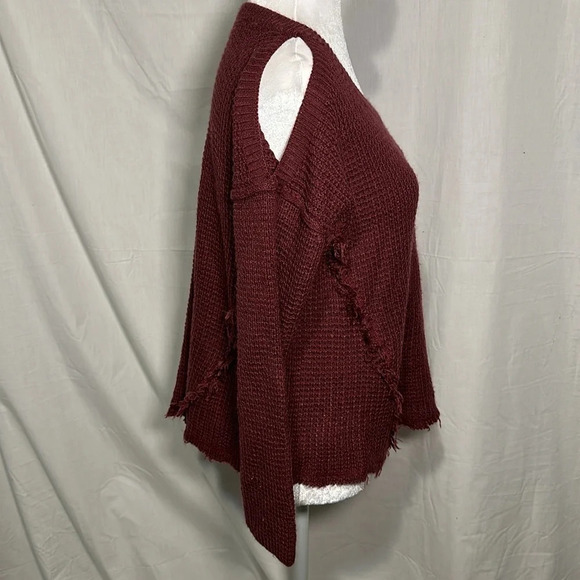 maroon fringy raw hem Coco + Jaimeson cold shoulder sweater size small - Picture 3 of 4